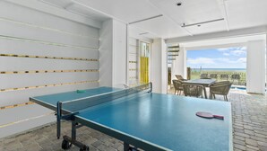 Ein Tischtennis-Tisch in einem Raum mit Meerblick.