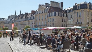 A cobblestone street with outdoor seating, historic buildings, and a clear sky. - Studio in the heart of downtown (Caen)