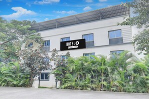 Un edificio de hotel con un cartel que indica que ofrece servicios para empleados.