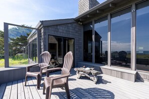 Eine Terrasse mit zwei Stühlen und einem Tisch, mit Blick auf eine schöne Landschaft.