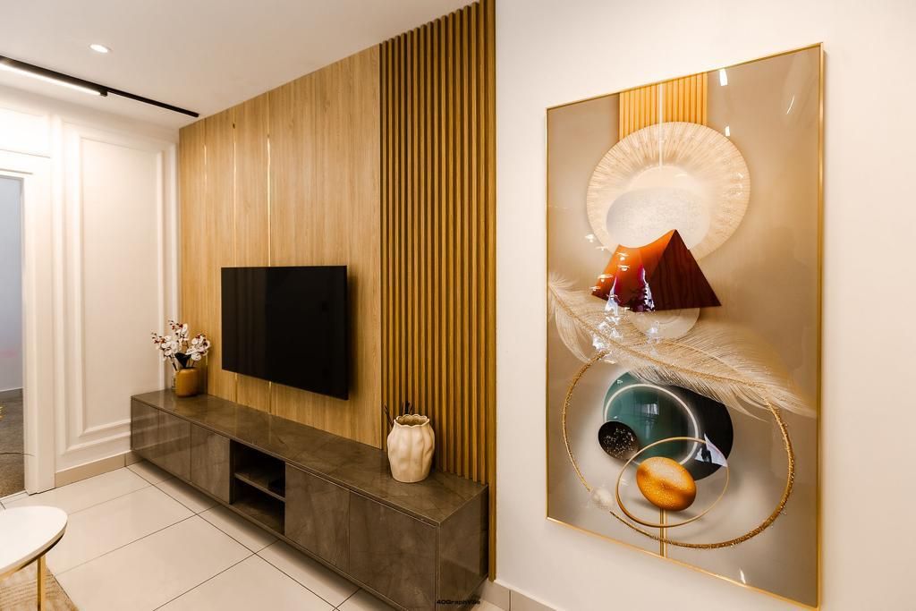 Un salon moderne avec un téléviseur à écran plat fixé sur un mur recouvert de panneaux en bois, une console en verre agrémentée d’objets décoratifs et un grand tableau abstrait.