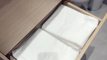 Een houten lade met een witte handdoek erin.