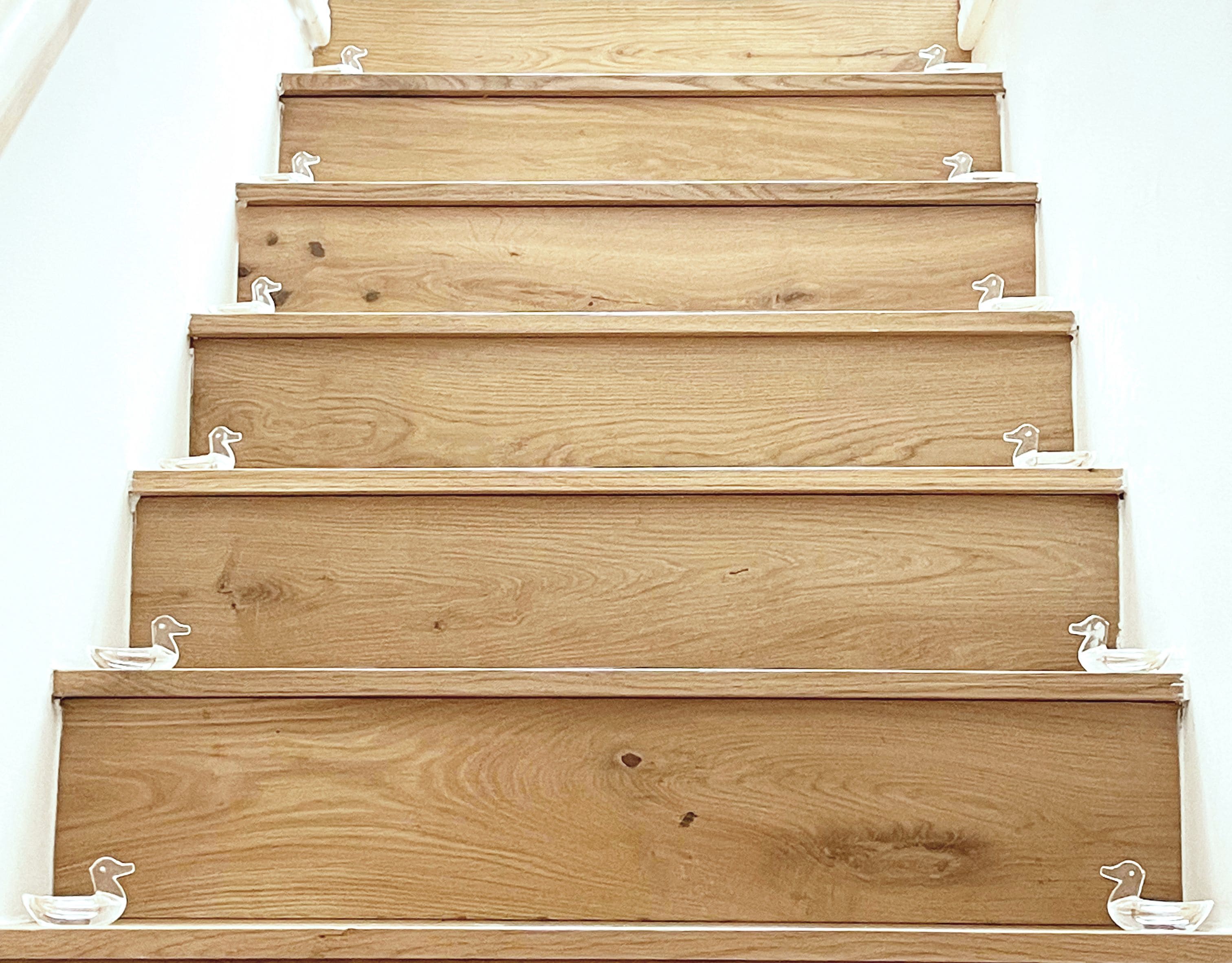 Een houten trap met een consistent ontwerp en gelijkmatig verdeelde treden.