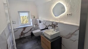 Studio, pemandangan taman | Kamar mandi | Shower, pengering rambut, handuk, dan sabun