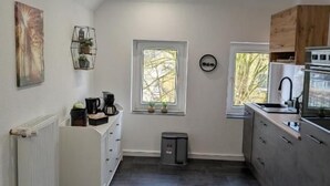 Studio, pemandangan taman | Dapur pribadi | Lemari es, oven, kompor, dan mesin pencuci piring