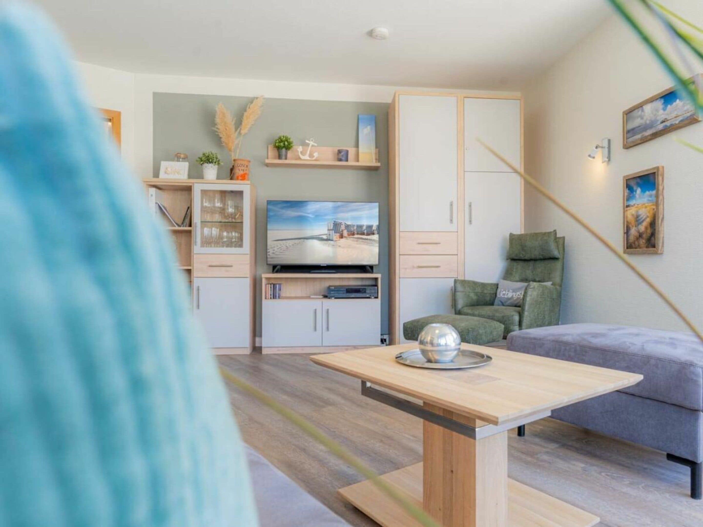 Een moderne woonkamer met een eettafel, bank en televisie.