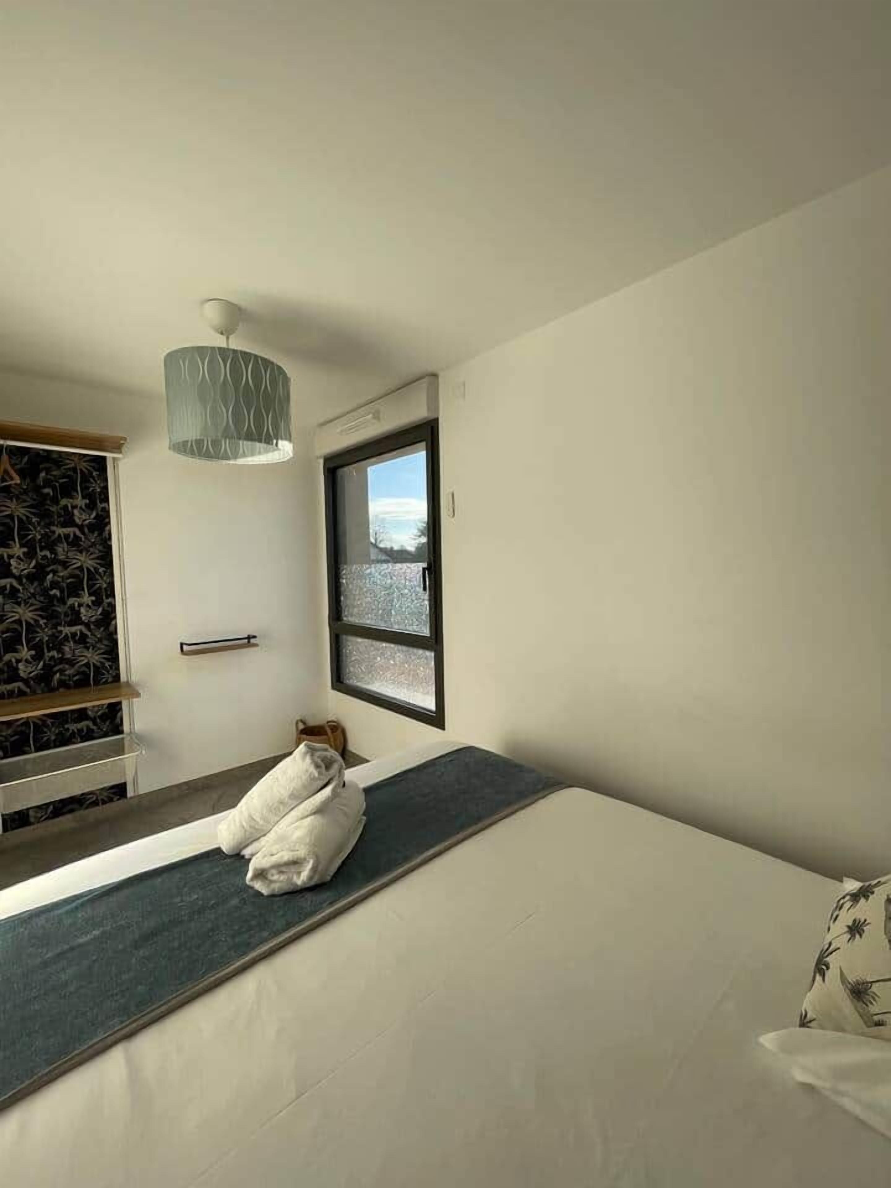 Iron/ironing board, WiFi, bed sheets