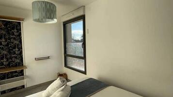 Iron/ironing board, WiFi, bed sheets