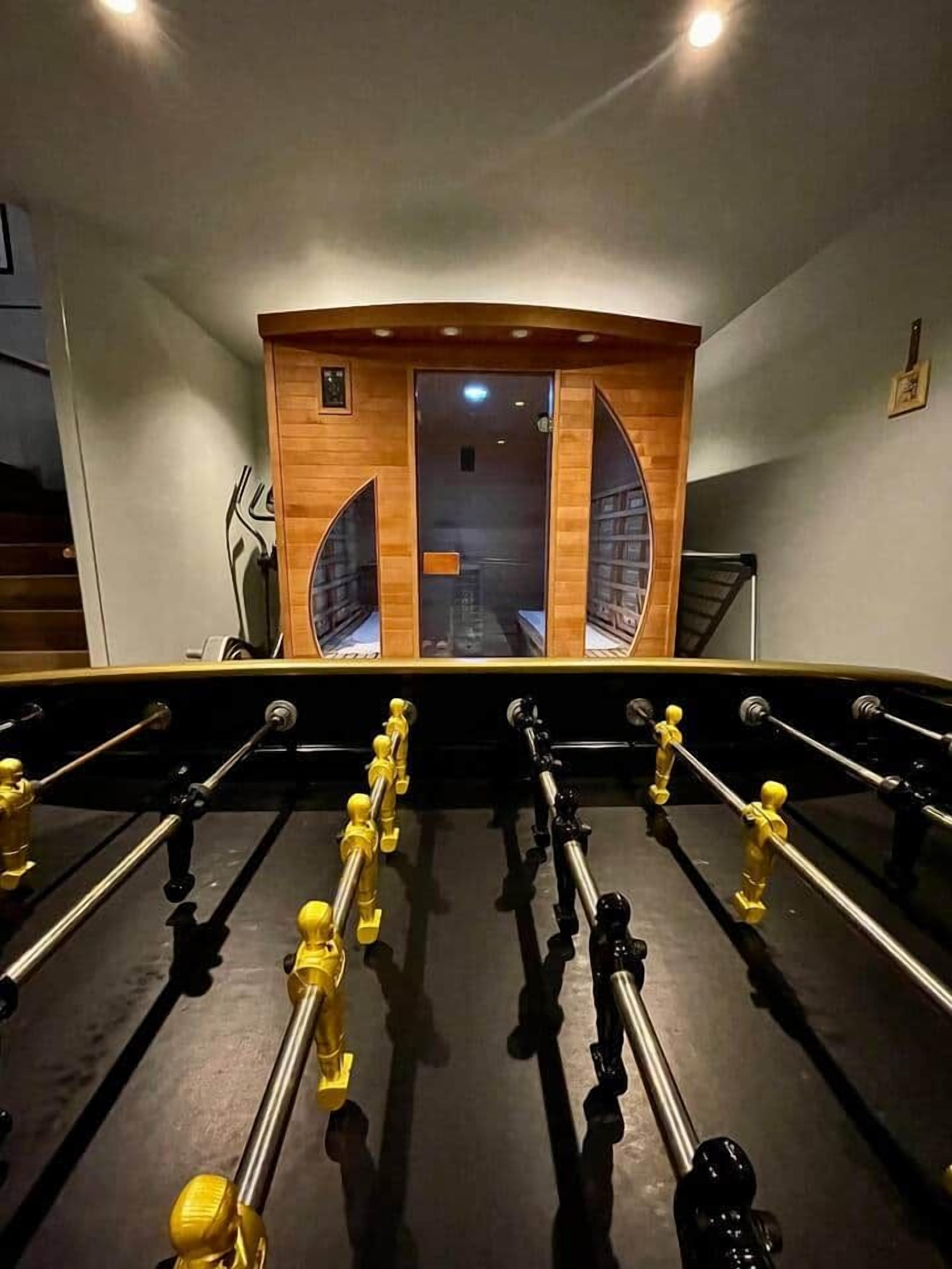 Un tavolo da calcio con un mobile in legno e una porta sullo sfondo.