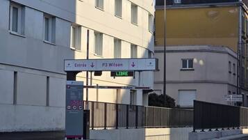 A building with a sign indicating 'Entrée' and 'P3 Wilson' with a 'LIBRE' sign below.