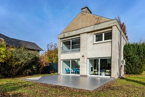 A modern two-story house with a flat roof, large windows, and a covered patio area. - Villa Tigre | Private Sauna/Heated Spa (Quatzenheim)