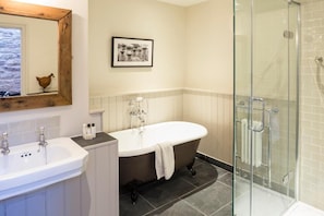 Bathroom - Tudor Farmhouse Hotel (Clearwell)