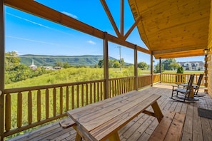 Outdoor dining - Bougie Bear Den by Colonial Properties (Sevierville)