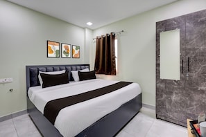 Un dormitorio moderno con cama, armario y una obra de arte en la pared.
