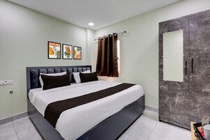 Ein modernes Schlafzimmer mit Bett, Kleiderschrank und Bildern an der Wand.