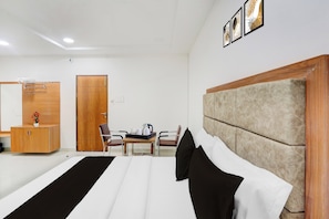 Ein Hotelzimmer mit einem Bett, einem Schreibtisch und einem Stuhl.