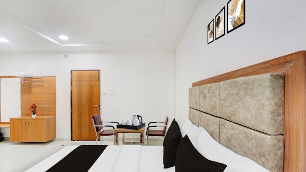 Una habitación de hotel con una cama, un escritorio y una silla.