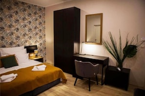 In-room safe, desk, iron/ironing board (on request), WiFi (free) - Indium City Panzió (Eger)