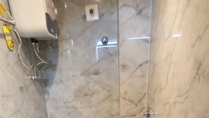 Deluxe Double or Twin Room, Balcony, Mountain View | Bilik Mandi | Gabungan pancuran/tab mandi, tuala disediakan, sabun, syampu 
