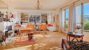 Living area - A PERFECT BLEND OF COMFORT, STYLE & SOPHISTICATION- SAINT GERMAIN (Paris)