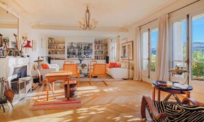 Living area - A PERFECT BLEND OF COMFORT, STYLE & SOPHISTICATION- SAINT GERMAIN (Paris)