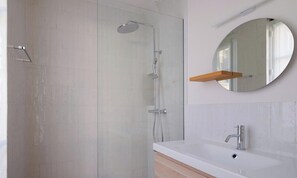 Bathroom - A PERFECT BLEND OF COMFORT, STYLE & SOPHISTICATION- SAINT GERMAIN (Paris)