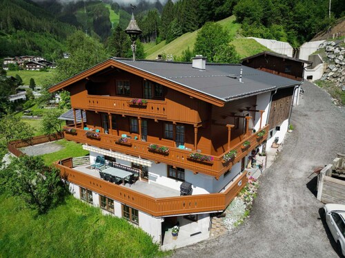 Stunning  villa for 14 guests with WIFI, TV and balcony