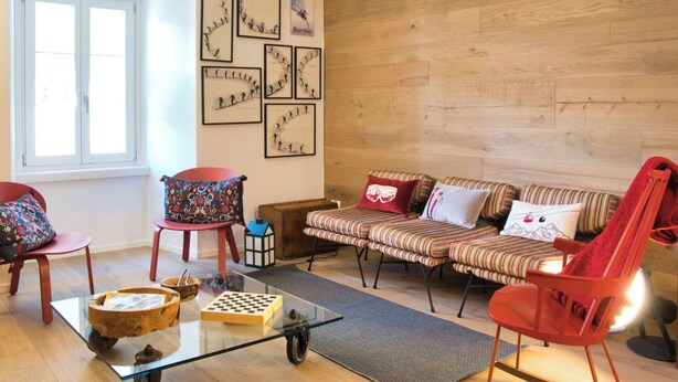 A living room with a sofa, chairs, a coffee table, and artwork on the wall. - Lovely apartment for 6 people with WIFI and TV (Bormio)