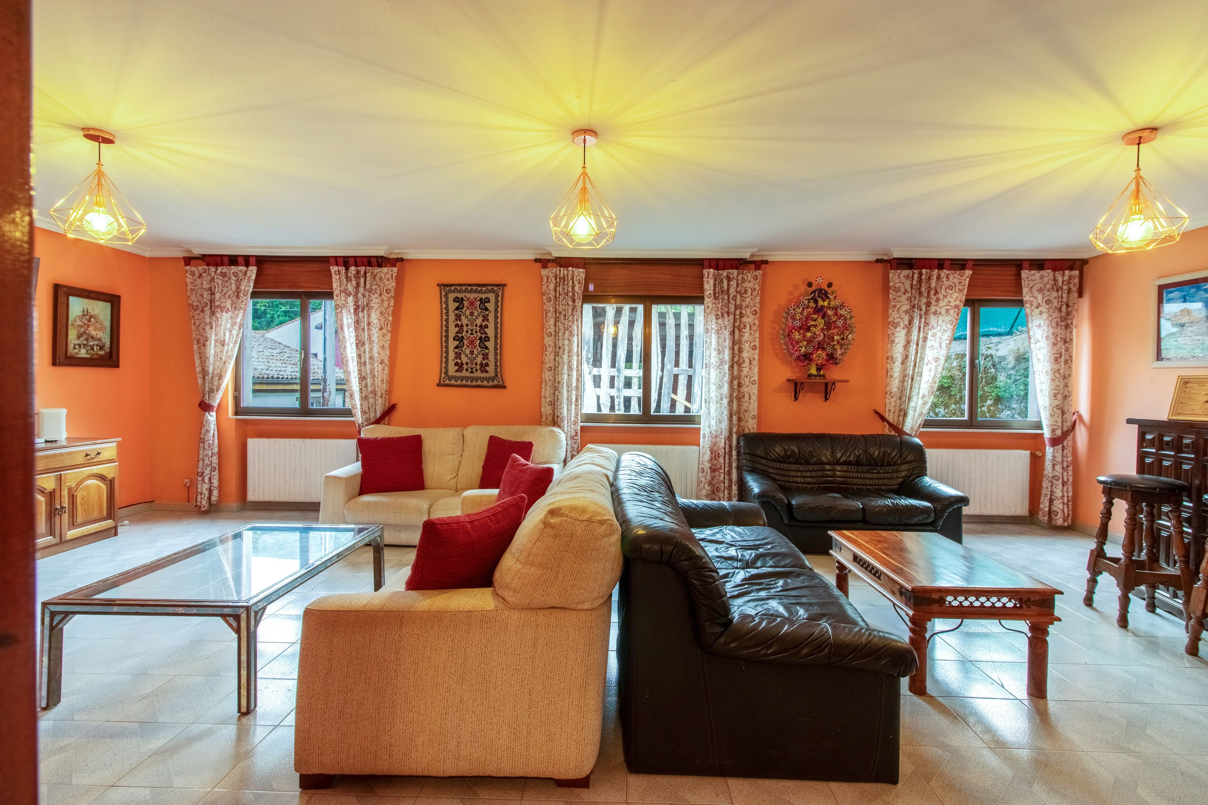 Ein Wohnzimmer mit einer Sofagarnitur, einem Couchtisch und einem Holznachttisch.