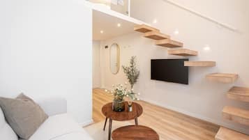 Habitación superior con 2 camas individuales | Área de sala de estar