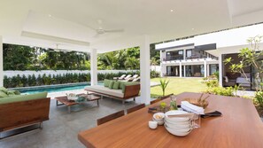 A modern outdoor living area with a pool, seating, and a dining table. - Tranquil Escape in Koh Samui, Koh Samui Villa 1021 (Koh Samui)