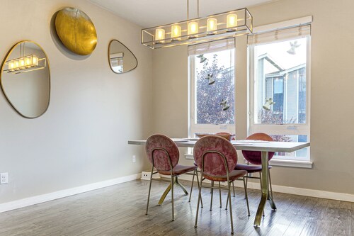 All-seasons Everett Escape w/ Private Balcony!