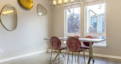 All-seasons Everett Escape w/ Private Balcony!