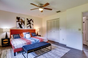 A bedroom with a bed, bedside tables, a ceiling fan, and a wardrobe. - Families w/ Pets Welcome! Retreat 14 Mi to Tampa (Brandon)