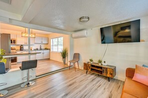 Un apartamento moderno con cocina, comedor y sala de estar.
