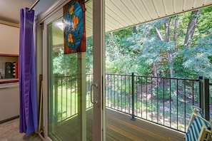 A balcony with a view of trees and a metal railing. - 6 Mi to Uconn Health: Cozy Condo w/ Balcony (Farmington)