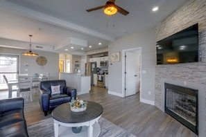 Interior - Pool Access! Family Getaway on Lake of the Ozarks (Lake Ozark)