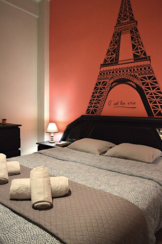 City Center Apartment - Spacious & Bright