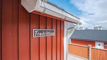 Un edificio rojo con un cartel que dice 'Fredrikbuk'.