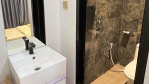 Phòng đôi Tiêu chuẩn | Phòng tắm | Buồng tắm vòi sen, khăn tắm