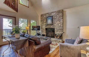 Living area - Skyline Cabin: Sunsets, Silence & Stunning Views (Gatlinburg)