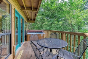 Outdoor dining - Skyline Cabin: Sunsets, Silence & Stunning Views (Gatlinburg)