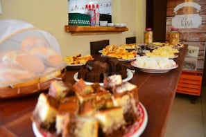 A buffet table with various food items. - Pousada Villa Grauçá (Cairu)