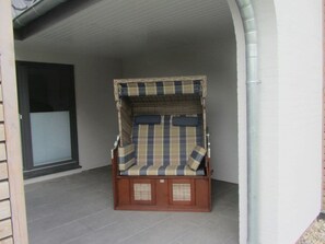A single room with a bed, a window with blinds, and a door. - Holiday Apartment With 1 Bedroom (St. Peter-Ording)