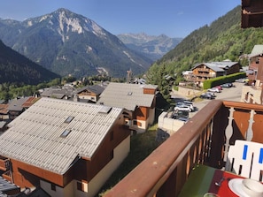 A mountain village with traditional wooden houses, a clear sky, and a view of the surrounding mountains. - 200m from ski slopes, 2nd floor, terrace, tv, ski locker, 36m², Champagny-en-Vanoise (Champagny-en-Vanoise)
