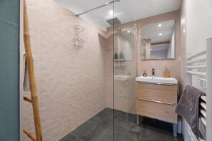 Bathroom - Apartment 'Gîte Au Martin Pêcheur Côté Jardin' with Private Terrace, Shared Garden and Wi-Fi (Plobsheim)