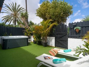 Outdoor spa tub - Vrbo Property (Sonneland (Urbanizacion))