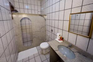 Quadruple Room, Garden View | Bathroom | Shower, towels, soap - Pousada Pitanga (Prado)