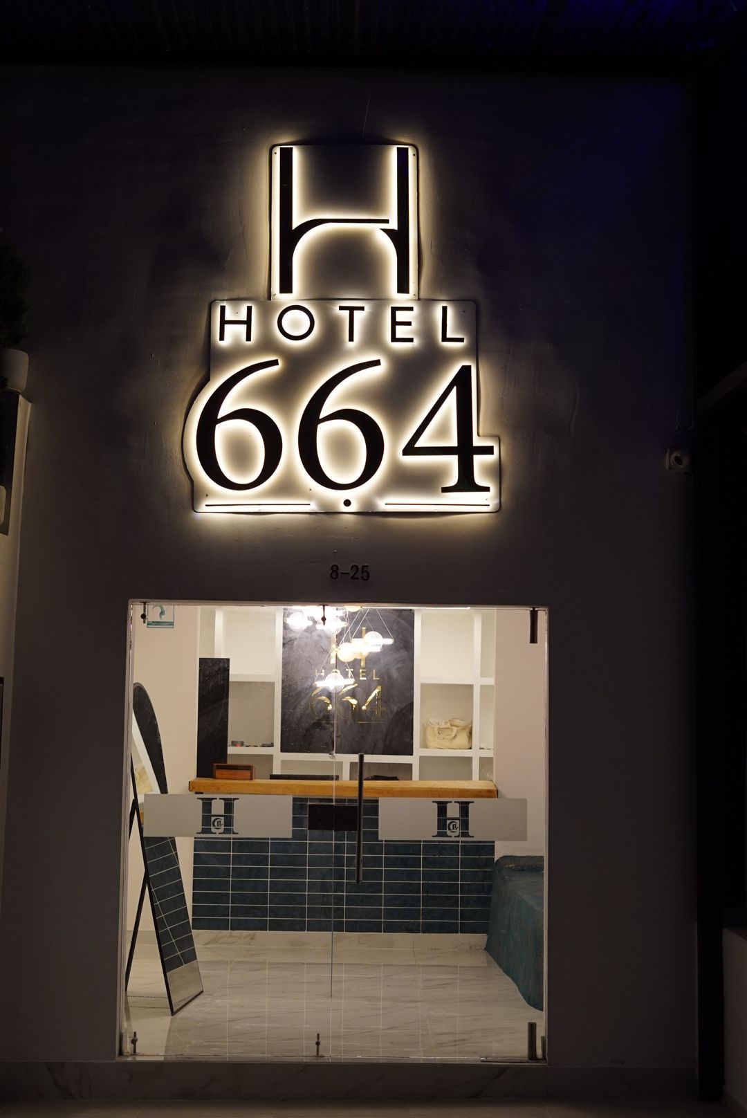Un letrero de hotel con el número 664 y la palabra 'HOTEL' en la parte superior.