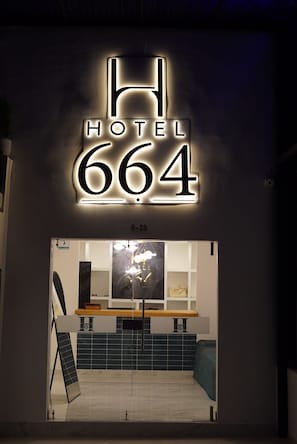A hotel sign with the number 664 and the word 'HOTEL' above it. - Hotel 664 (Medellin)